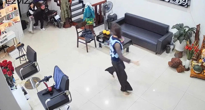 Dương Đăng Thụy cầm dao đuổi theo chị D. (Ảnh: cắt từ clip)