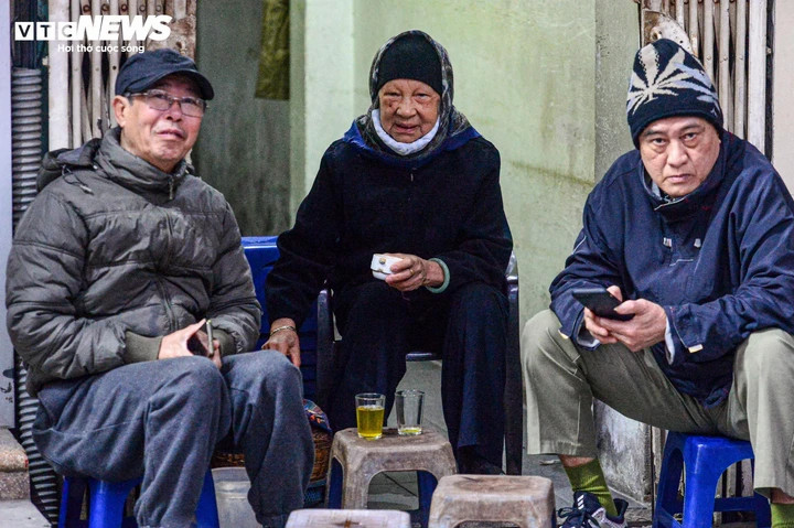 Người cao tuổi cũng dễ mắc bệnh hơn khi đến tiết Đại hàn. (Ảnh: Viên Minh)