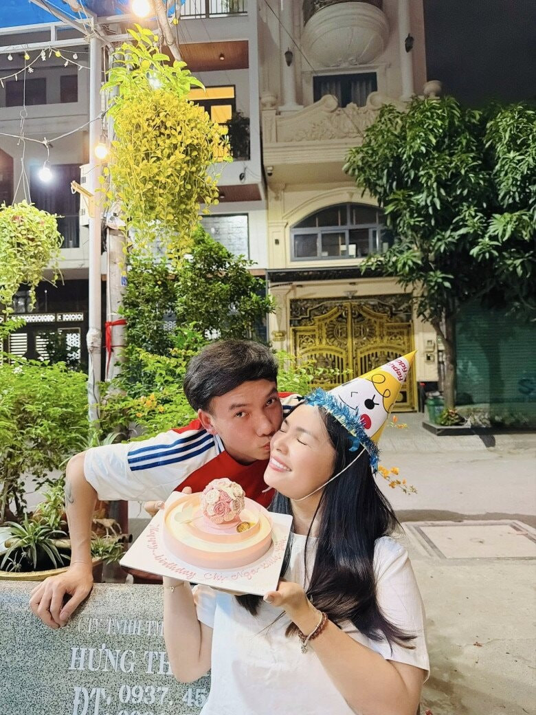 Tổ ấm hạnh phúc của ca sĩ Phạm Trưởng với vườn cây trĩu quả trong nhà phố - Ảnh 3.