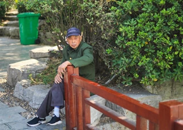 66 tuổi, nằm viện vì nhồi máu não, tôi hiểu ra sai lầm lớn nhất của tuổi già là trông cậy người khác - Ảnh 1.