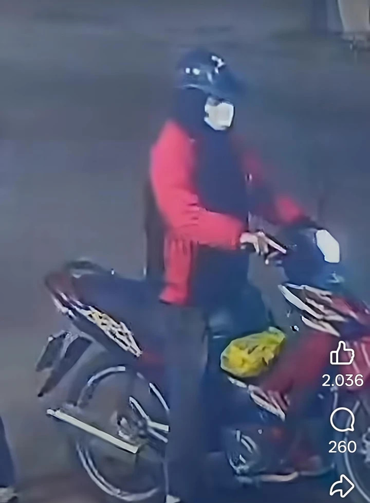 Đ.V.C lấy trộm điện thoại của người bị nạn rồi lái xe máy rời đi. (Ảnh: Cắt từ clip)