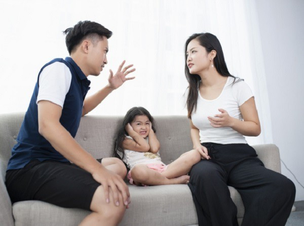 'Con yêu bố hay mẹ hơn?': Các phụ huynh hãy dừng ngay câu hỏi độc hại này, hậu quả nguy hiểm thực sự ở phía sau - Ảnh 3.