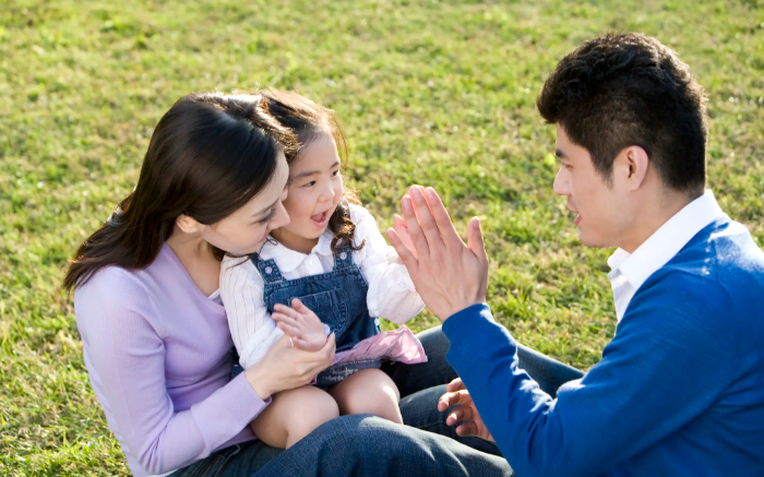 'Con yêu bố hay mẹ hơn?': Các phụ huynh hãy dừng ngay câu hỏi độc hại này, hậu quả nguy hiểm thực sự ở phía sau - Ảnh 4.