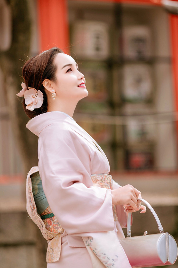 Mỹ nhân Hà thành đóng vai bà mẹ phim 'Mặt trời lạnh' ở đời thực có sắc vóc 'hack' tuổi- Ảnh 2.