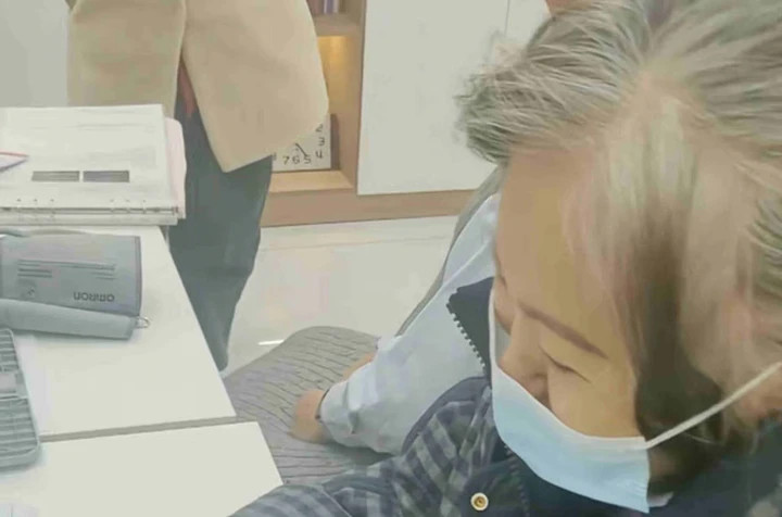 Bà đến khám thai định kỳ tại bệnh viện. (Ảnh: Douyin)