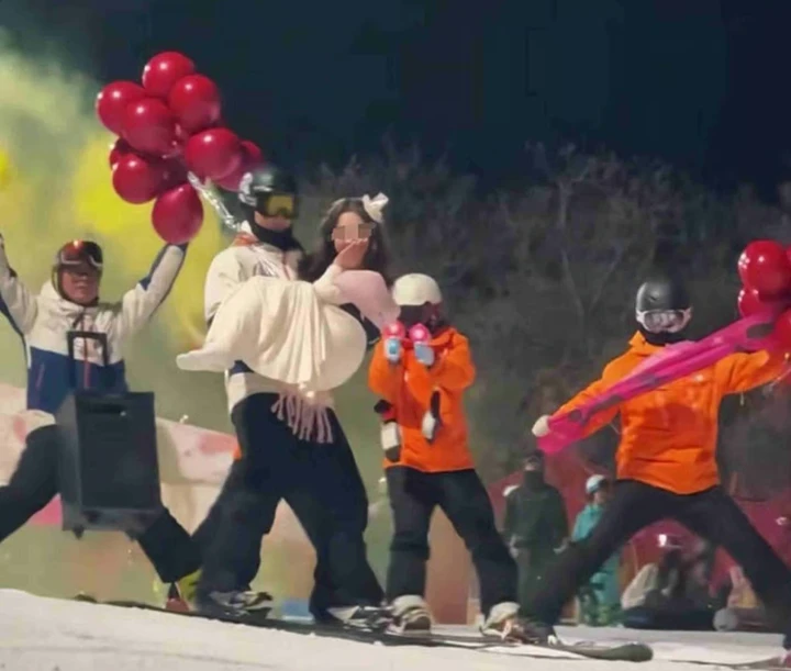 Cô Zhao đăng tải video được bế xuống dốc khi trải nghiệm dịch vụ sinh nhật ở khu trượt tuyết. (Nguồn: SCMP)