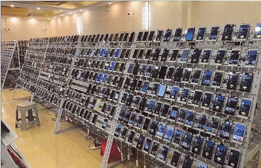 Hình ảnh “ông trùm” Chen Zhi bị áp giải về Trung Quốc - Ảnh 2.