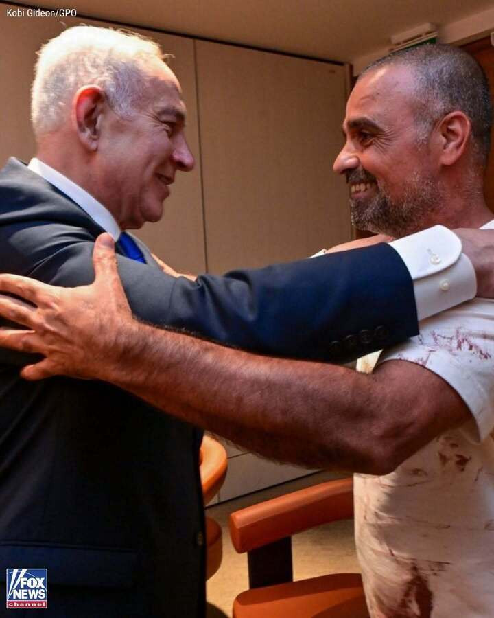 Khoảnh khắc Thủ tướng Netanyahu ôm Yaniv.