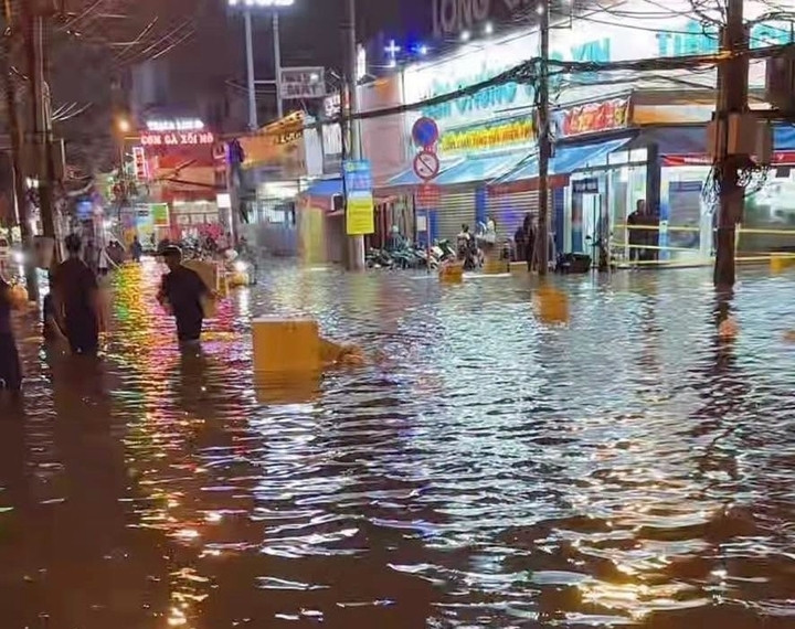 Nước ngập lênh láng, cuốn theo nhiều thùng xốp đựng rác trôi nổi khắp nơi. (Ảnh: B.L)