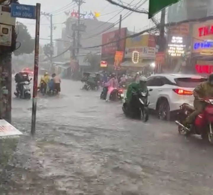 Cơn mưa kéo dài khiến đường Linh Đông, TP.HCM bắt đầu ngập nước từ lúc tan tầm. (Ảnh: B.L)