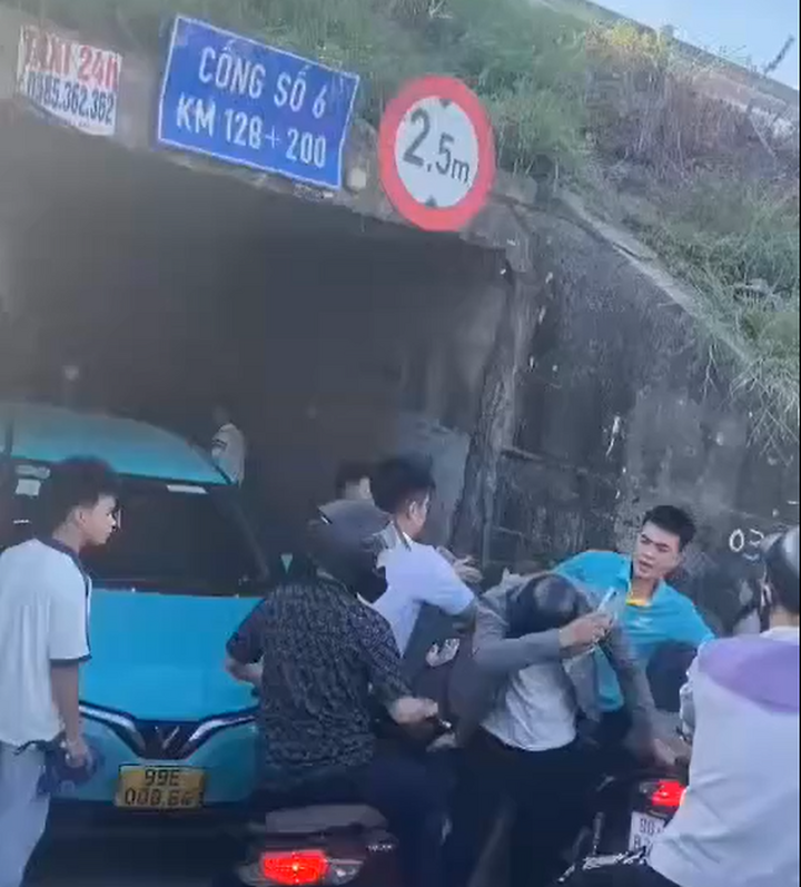 Hình ảnh ẩu đả giữa N.B. Dương và nam thanh niên được người dân ghi lại. (Ảnh cắt từ clip).
