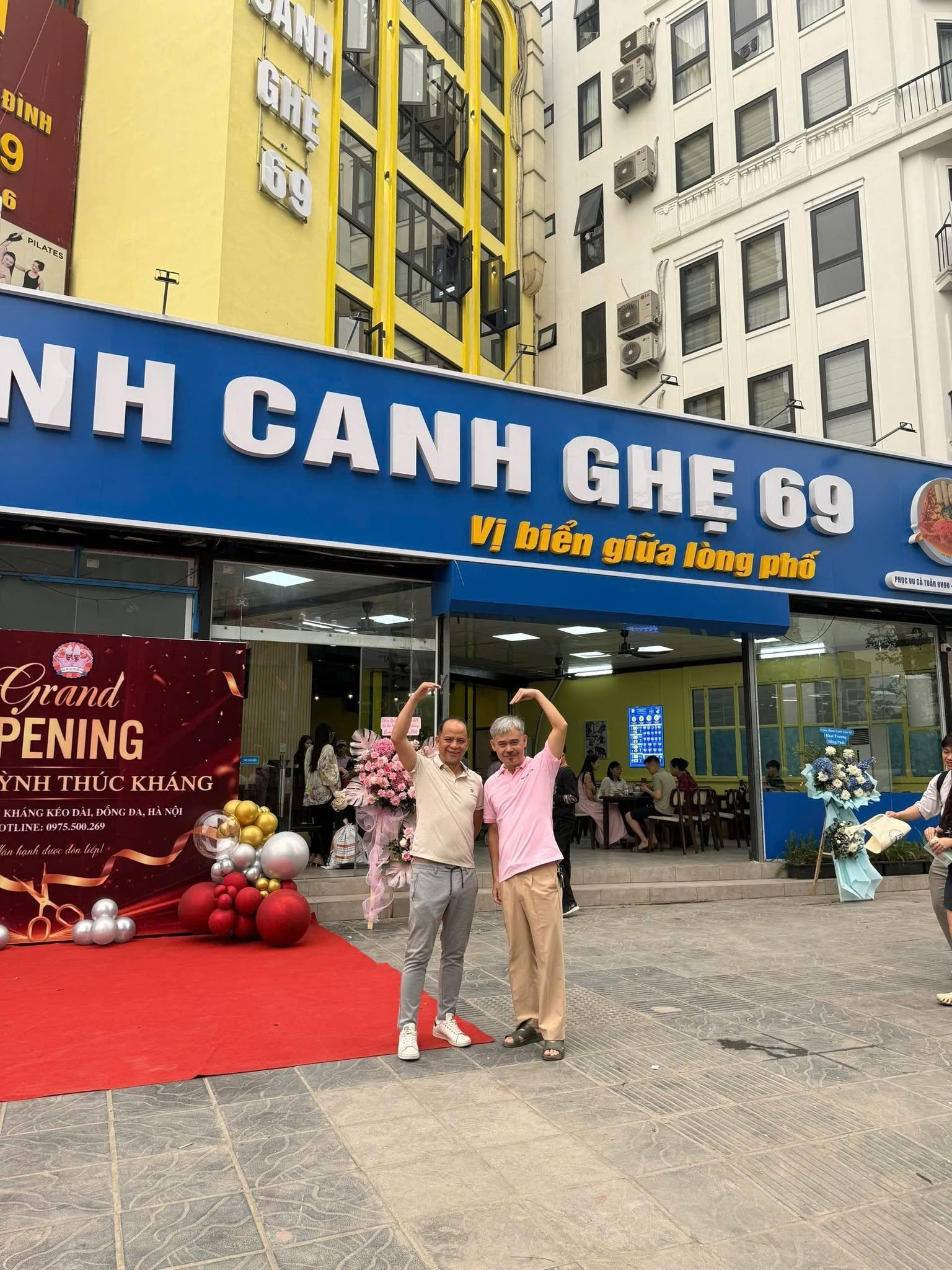 hanh-trinh-cua-22ong-trum22-phim-viet-vay-nsnd-xuan-bac-50-trieu-lap-nghiep-u60-van-dung-quan-phuc-vu-khach-3-1791603414.jpg
