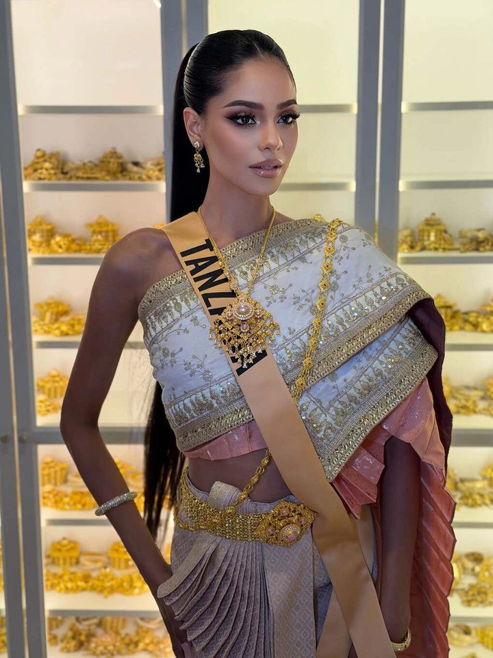 Ở những hoạt động bên lề Miss Grand International 2026, cô cũng ghi điểm với hình ảnh thanh lịch. Khi diện trang phục truyền thống Thái Lan, người đẹp thể hiện vẻ duyên dáng, trong khi những bộ ảnh đời thường cho thấy phong cách năng động, hiện đại.