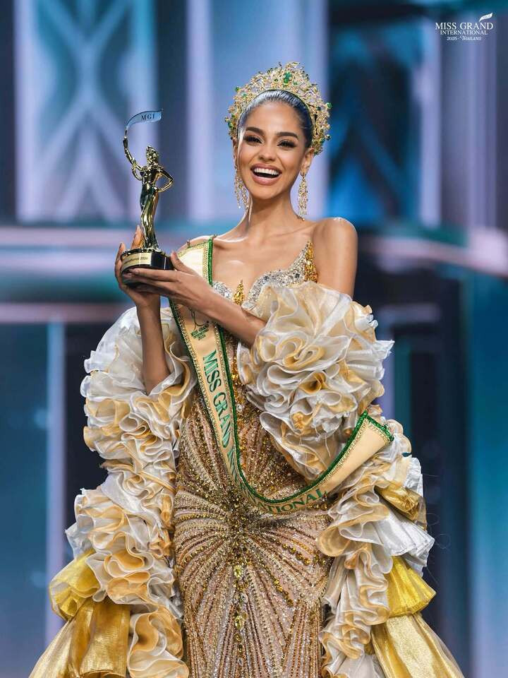 Tối 10/10, chung kết Miss Grand International 2026 (Hoa hậu Hòa bình Quốc tế) diễn ra tại Bangkok, Thái Lan, với sự tham gia của gần 80 thí sinh. Đại diện Tanzania là Jihan Dimack giành ngôi Hoa hậu, còn Emoura Phạm của Việt Nam là Á hậu 4.