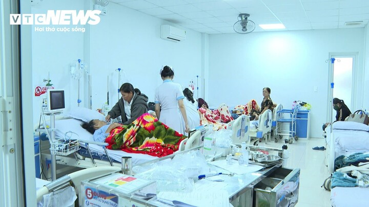 Tính đến sáng 11/10, có tới 105 người nhập viện sau khi ăn bánh mì vỉa hè ở Quảng Ngãi.