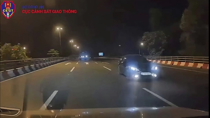 Tài xế T. lái ô tô đi ngược chiều tại Km29+500 Đại lộ Thăng Long. (Ảnh: Cục CSGT)