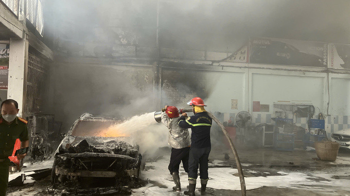Lực lượng chức năng kịp thời dập tắt đám cháy.