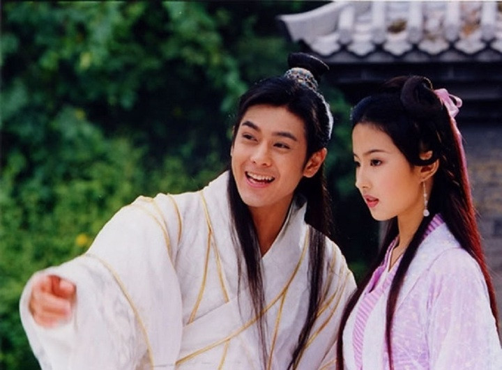 Ở bản thảo đầu, Kim Dung để Đoàn Dự lấy Vương Ngữ Yến, sau đó ông sửa lại kết cục, để chàng lấy Mộc Uyển Thanh và Chung Linh.