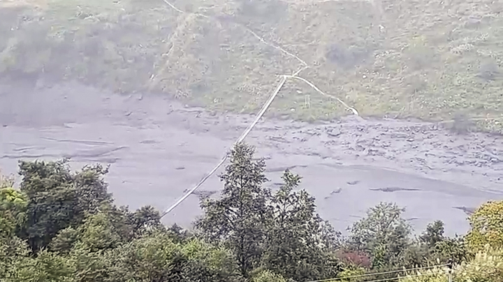Lại xảy ra lũ quét ở Nepal: Ít nhất 10 người mất tích, nhiều cầu bị cuốn trôi - 1