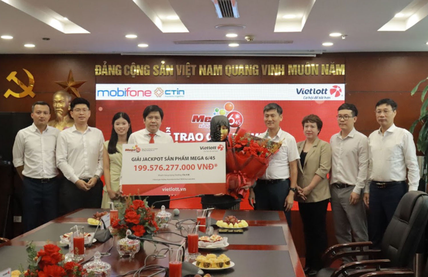 Một phụ nữ ở An Giang trúng giải độc đắc Vietlott gần 200 tỷ插图 vietlott 1.jpg