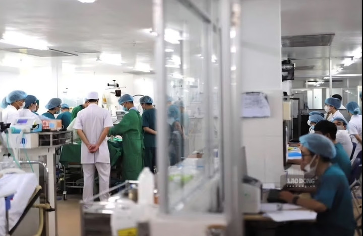 Các y bác sĩ cấp cứu bệnh nhân.