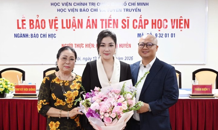 Hoa hậu Nguyễn Thị Huyền trong lễ bảo vệ luận án tiến sĩ cấp học viện.
