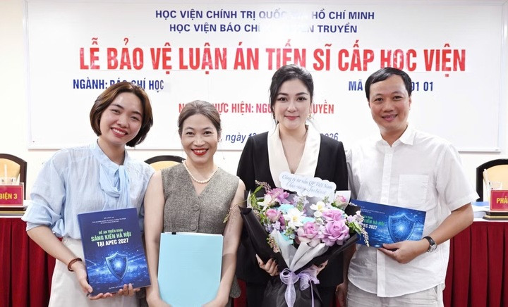 Hoa hậu Nguyễn Thị Huyền trở thành tiến sĩ - 2