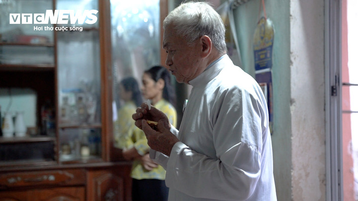 Dù đã 83 tuổi, ông Nguyễn Văn Điều vẫn tự đi xe máy, chăm sóc vật nuôi và tích cực tham gia các hoạt động của giáo xứ.