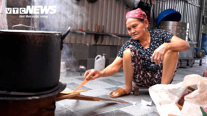 Dù đã 105 tuổi, cụ Vũ Thị Niệm vẫn tự tay làm nhiều công việc thường ngày, từ quét dọn nhà cửa đến chăm sóc đàn gà, đàn lợn.