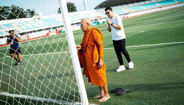 Nhà sư làm lễ cầu may cho đội bóng Kanchanaburi.