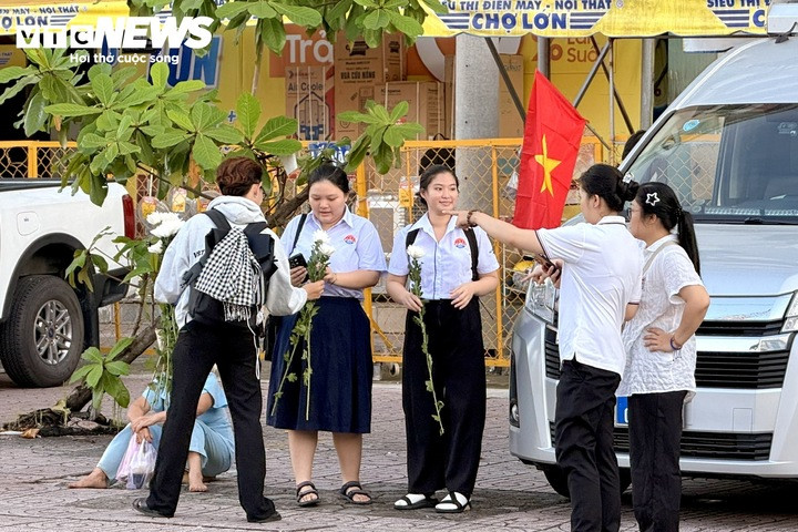 Các bạn trẻ mang hoa cúc trắng đi phát cho người dân dọc các tuyến đường. “Chúng tôi có mặt ở đây từ 5h, đến 6h30 đã phát khoảng 300 bông cho người dân”, đại diện nhóm bạn trẻ cho biết.
