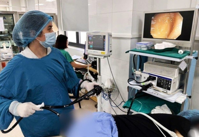 BS. Vũ Thị Ngọc Bích nội soi phát hiện sán dây bò trong lòng đại tràng của bệnh nhân.