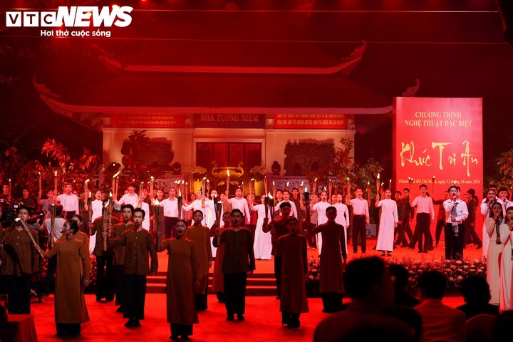 Tối 13/10, chương trình nghệ thuật “Khúc tri ân” diễn ra trong không khí trang nghiêm, lắng đọng tại Công viên Văn hóa Lê Thị Riêng (phường Hòa Hưng, TP.HCM), hướng đến tưởng nhớ và tri ân các anh hùng liệt sĩ trước khi đưa các anh về an nghỉ tại Nghĩa trang Liệt sĩ TP.HCM.