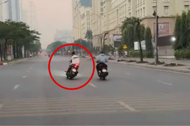 Hình ảnh 2 cô gái lái xe lạng lách trên đường.