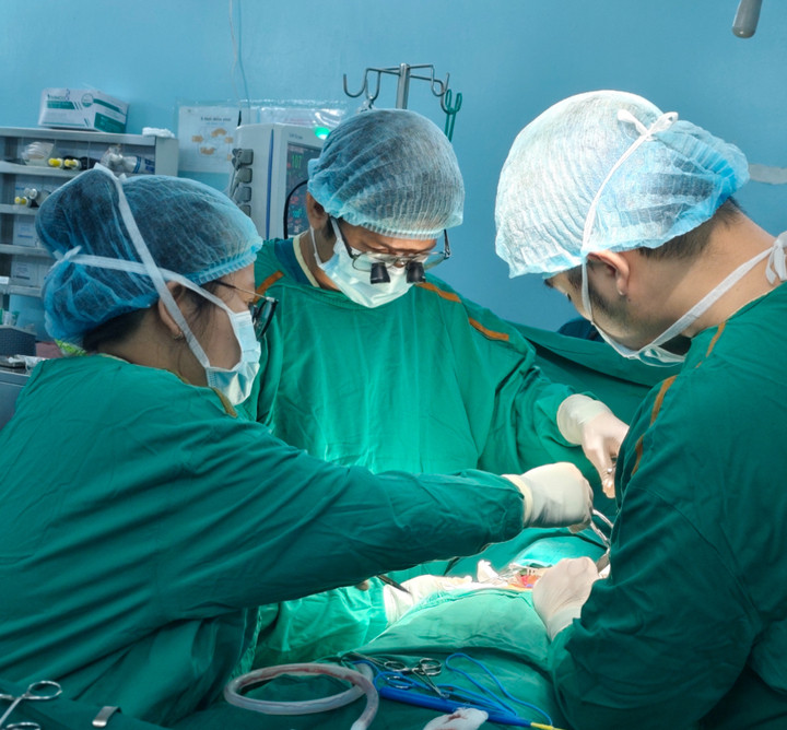 Bác sĩ phẫu thuật lấy dị vật ra khỏi đường thở của bệnh nhi. (Ảnh: BVCC)