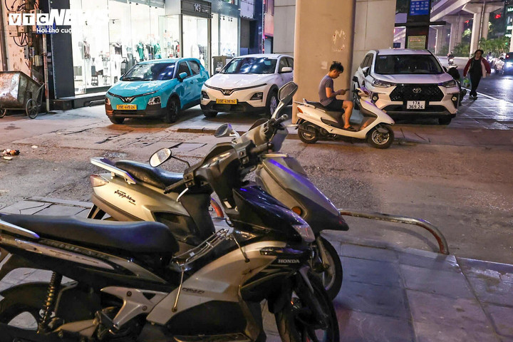 Vỉa hè nhà ga Cát Linh - Hà Đông bị chiếm dụng làm nơi đỗ xe. (Hình ảnh PV VTC News ghi nhận hồi tháng 4/2026)