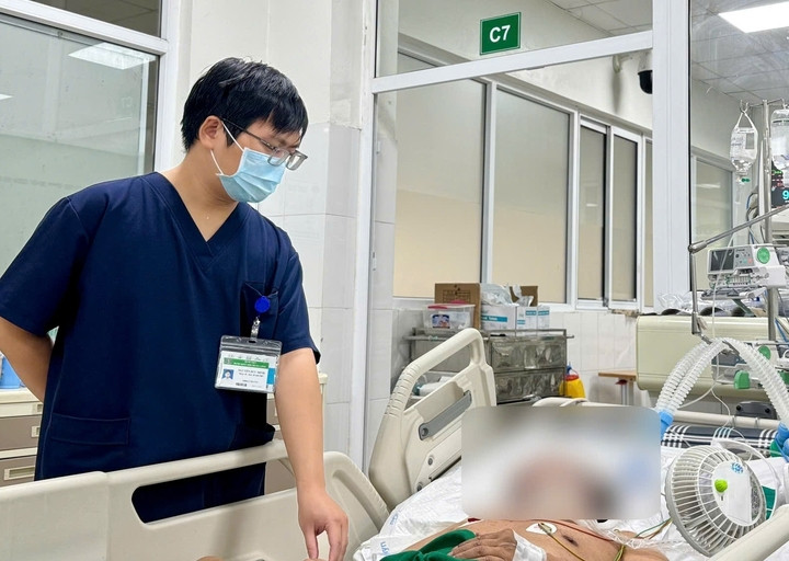 Người bệnh nhiễm liên cầu khuẩn được bác sĩ chăm sóc đặc biệt.