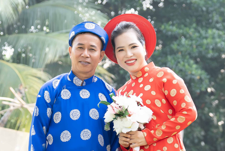 Vợ chồng chị Nhung rạng rỡ khi được chụp ảnh cưới.