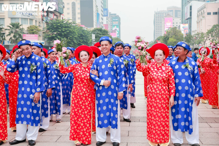 Các cặp đôi rạng rỡ trong ngày cưới.