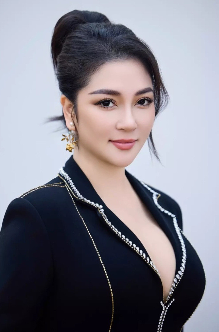 Nhan sắc trẻ đẹp ở tuổi ngoài 40 của Nguyễn Thị Huyền.