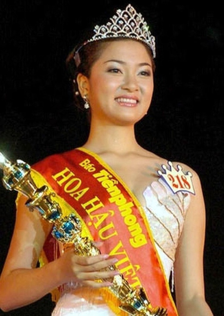 Nguyễn Thị Huyền đăng quang Hoa hậu Việt Nam 2004.