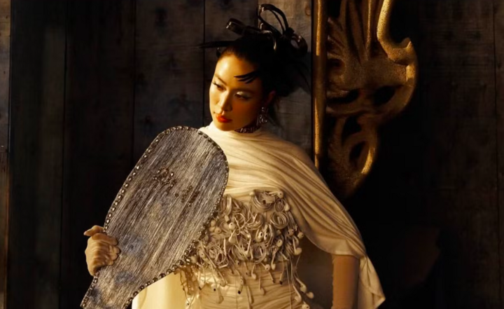 Hoàng Thùy Linh trong tạo hình “Giáo sư” ở MV Thầy Dùi, diện áo crop-top đính hàng trăm chiếc tai nghe có dây.