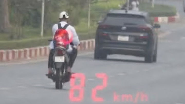 Nam sinh chạy xe máy 82km/h, quay đầu bỏ chạy khi gặp CSGT.