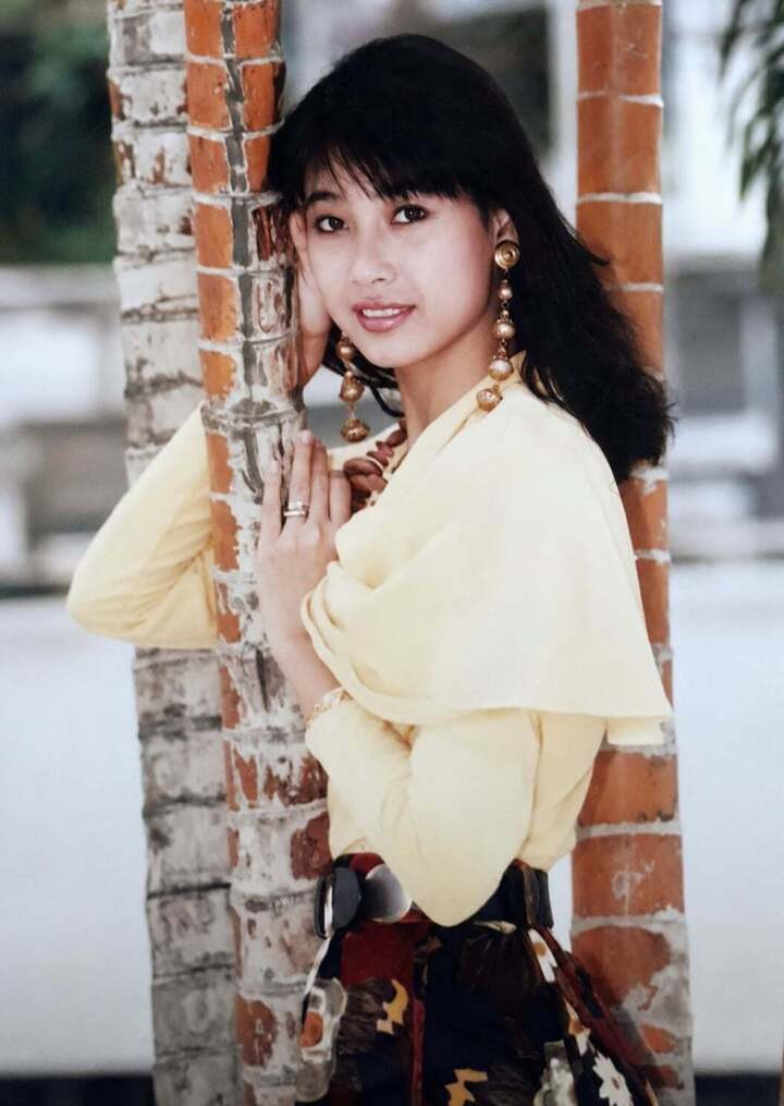 Hà Kiều Anh mang vẻ đẹp nền nã, dịu dàng trong phong cách thời trang đầu thập niên 1990.