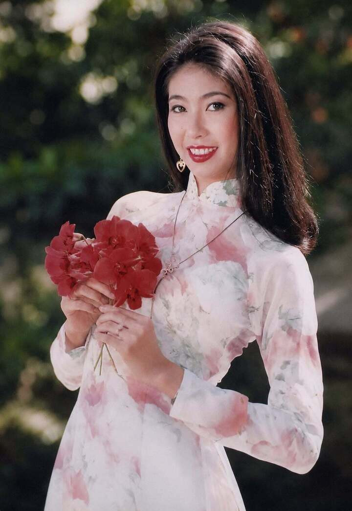 Hà Kiều Anh đăng quang Hoa hậu Việt Nam năm 1992 khi mới 16 tuổi.