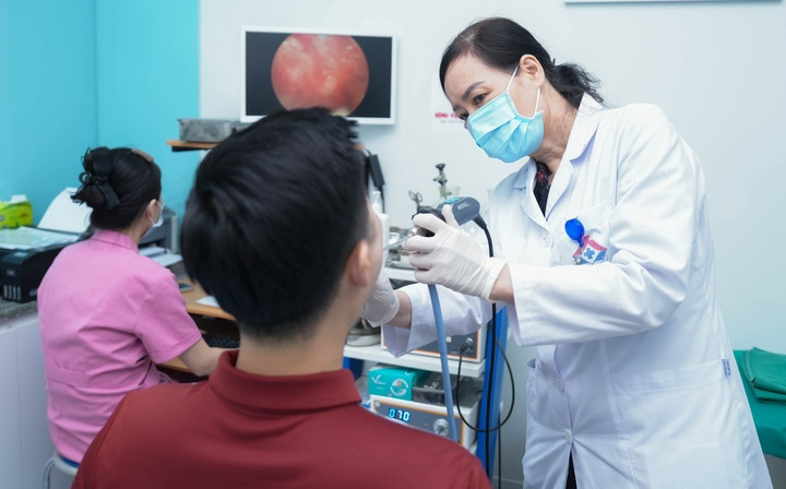 PGS.TS. Nguyễn Thị Hoài An thăm khám cho người bệnh. (Ảnh: Hải Loan)