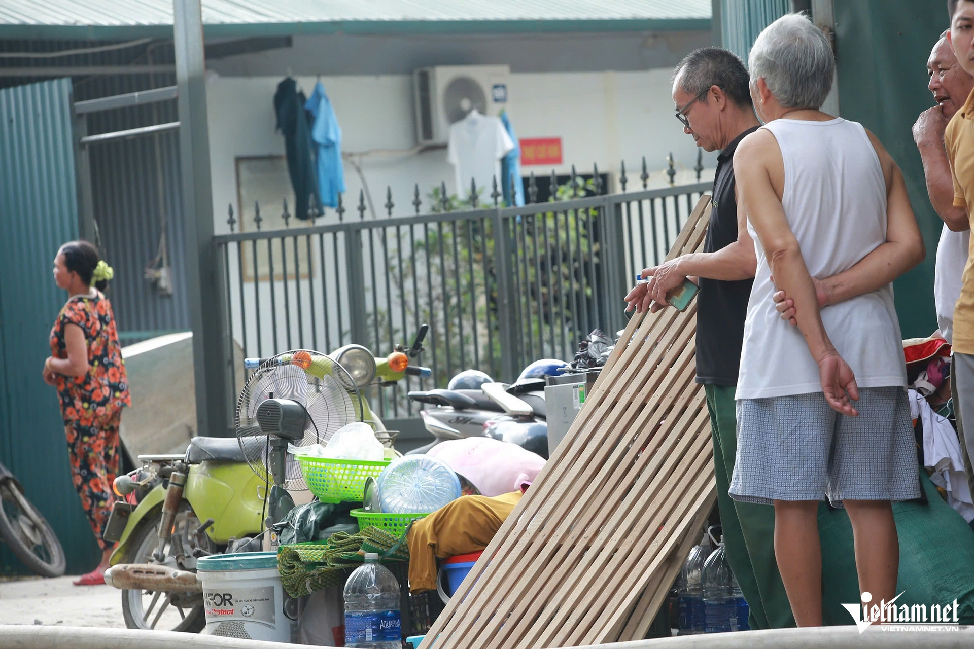 https://static-images.tintuconline.com.vn/vps_images_publish/00002/000012/2026/10/19/hien-truong-tan-hoang-vu-chay-day-nha-tro-tu-phat-sau-tieng-no-lon-o-ha-noi-159a842433554b13b863b8b514b4becc-709.jpg