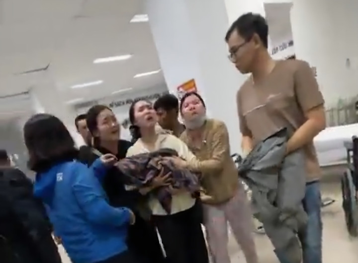 Bé gái 9 tháng tuổi tử vong nghi sau khi tiêm thuốc tại bệnh viện. (Ảnh cắt từ clip)