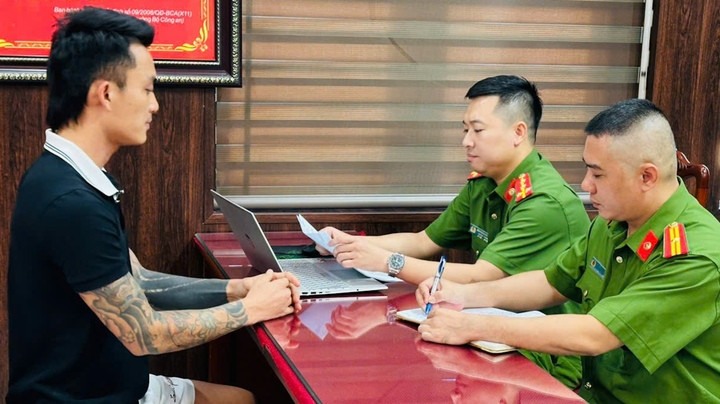 Cán bộ công an đang làm việc, lấy lời khai của Hoàng Quốc Minh. (Ảnh: Công an Thanh Hoá)