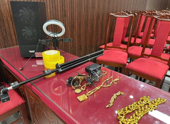 Hoàng Quốc Minh sử dụng công cụ để phục vụ livestream nhằm gây ấn tượng, tăng tính bạo lực và thu hút sự tò mò của người xem. (Ảnh: Công an Thanh Hoá)